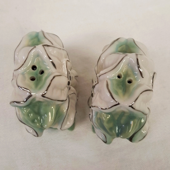 Vintage porcelain CHRISTMAS Pointsetia design salt and pepper shakers - Picture 4 of 6